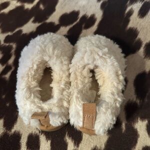 Cat & Jack Cream Fuzzy Kids Slippers